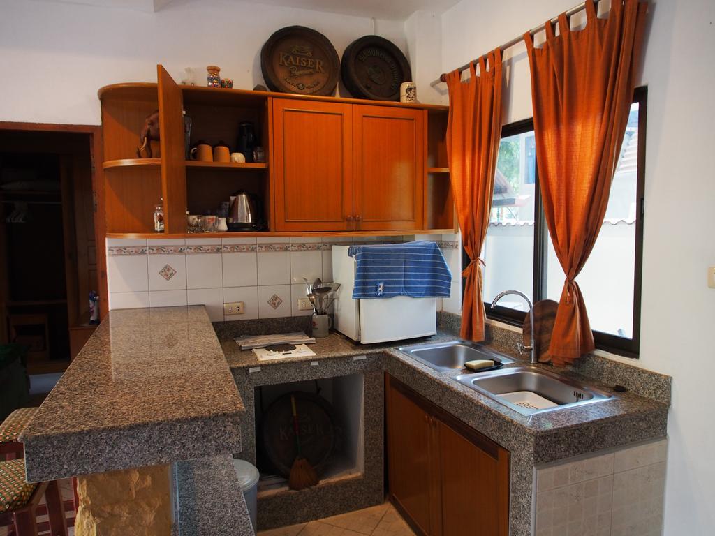 Waree'S Guesthouse Ката Бийч Екстериор снимка