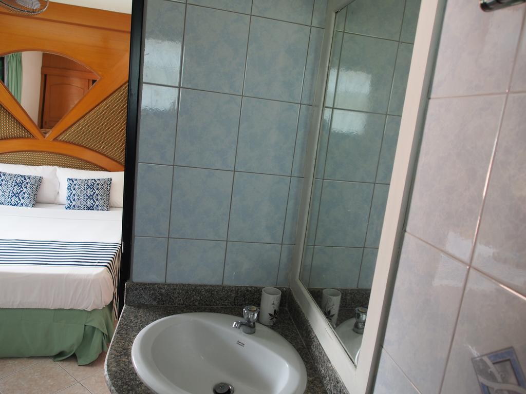 Waree'S Guesthouse Ката Бийч Екстериор снимка
